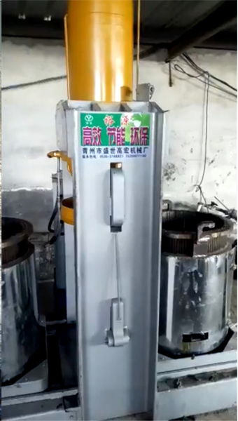 河北客戶白土榨油機(jī)安裝現(xiàn)場(chǎng)